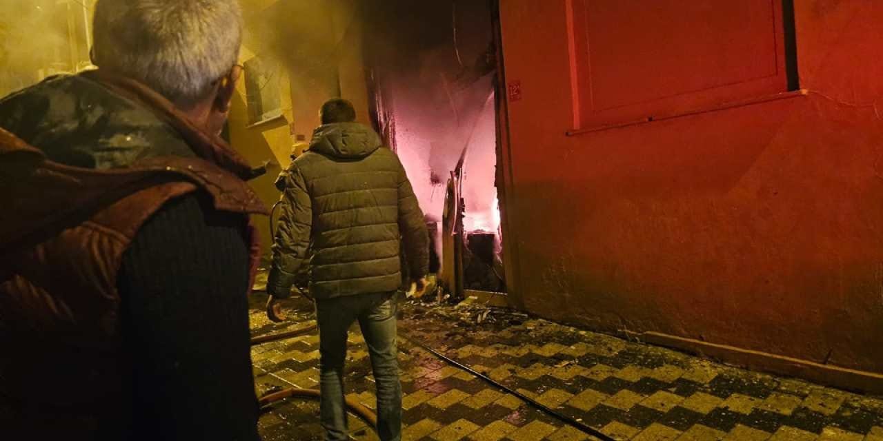 Mobilya mağazasında yangın: Çok sayıda kişi dumandan etkilendi