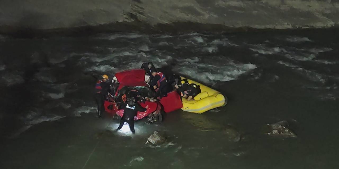 Hakkari'de korkunç kaza! Araç 300 metreden Zap Suyu'na düştü
