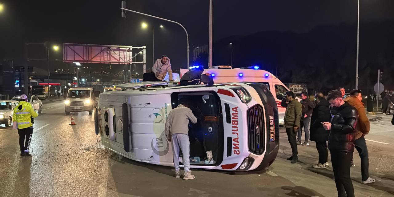 Görevdeki ambulans devrildi: 3 sağlık personeli yaralandı