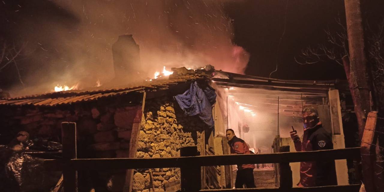 Müstakil ev alevlere teslim oldu! Evde mahsur kalan kişiyi komşuları çıkardı