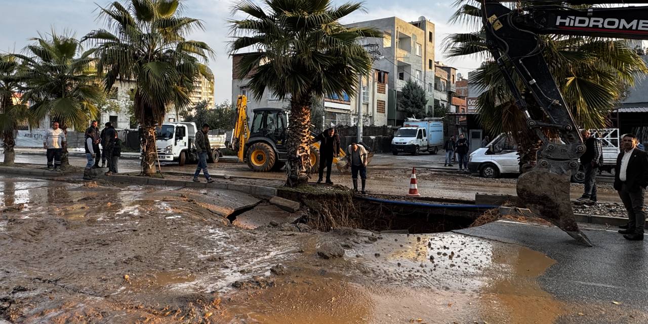 Adana'da su borusu patladı: Cadde ve sokaklar göle döndü!