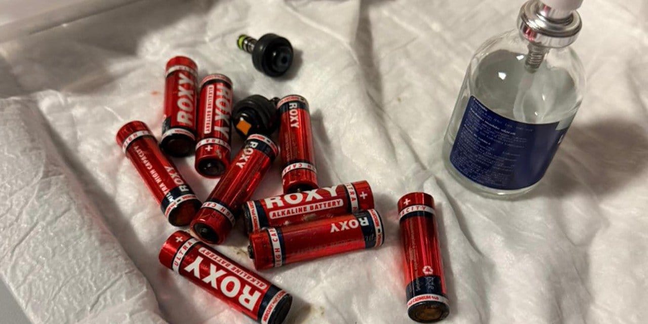 Midesinde 9 pil 3 jilet çıktı