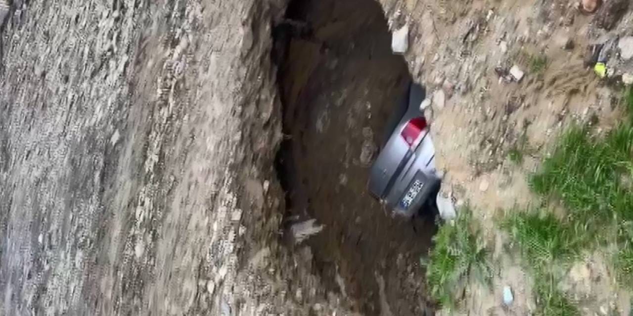 Yer yarıldı otomobil içine düştü!: Sahibi "gömün gitsin" dedi!
