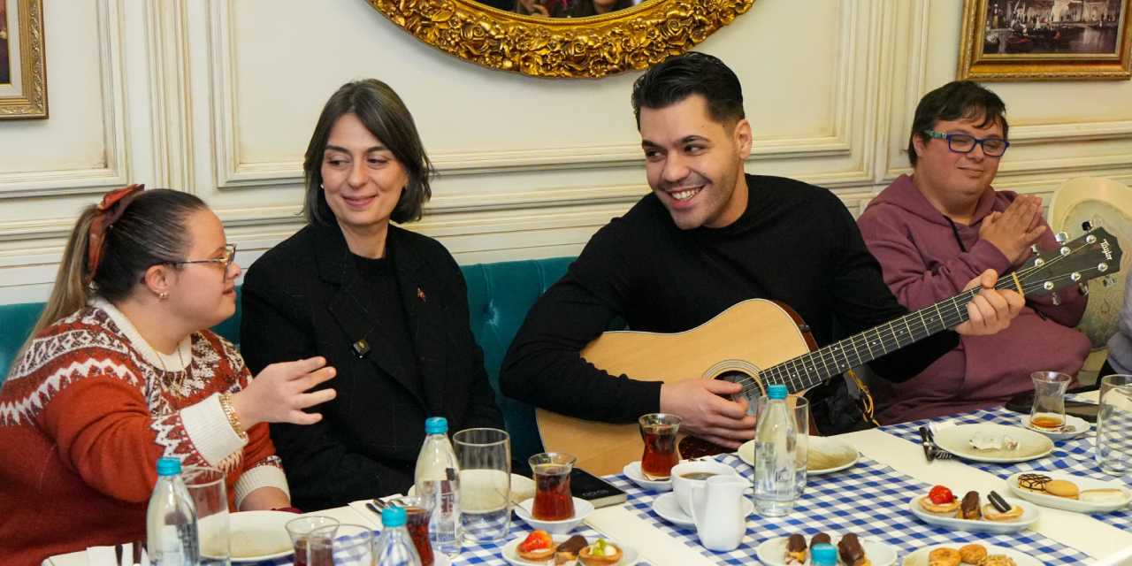 Emir Can İğrek'ten anlamlı ziyaret: Şarkılarını bu kez orada söyledi