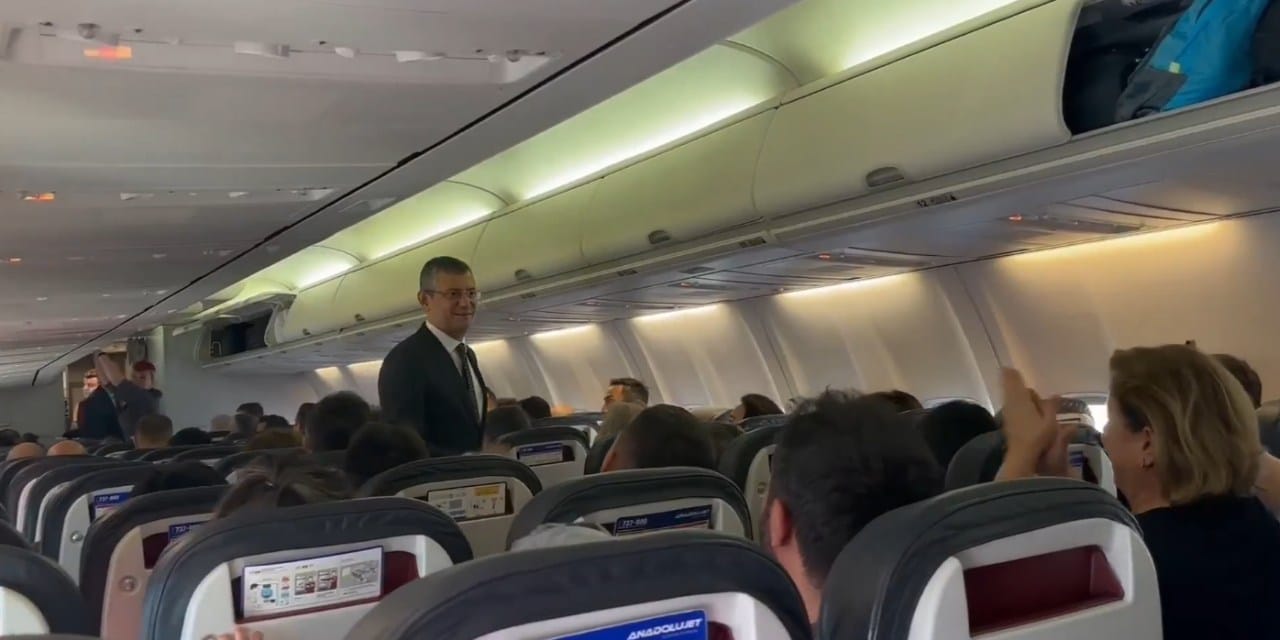 Ekonomi sınıfında uçan Özel'e yolculardan sevgi seli: O anlar böyle görüntülendi