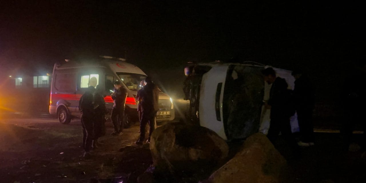 İşçileri taşıyan servis minibüsü devrildi: 16 yaralı