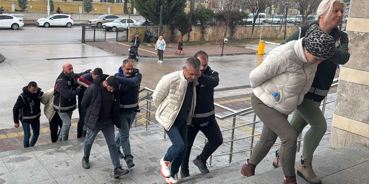 Tefecilik iddiasıyla gözaltına alınan 5 şüpheliden 3'ü tutuklandı