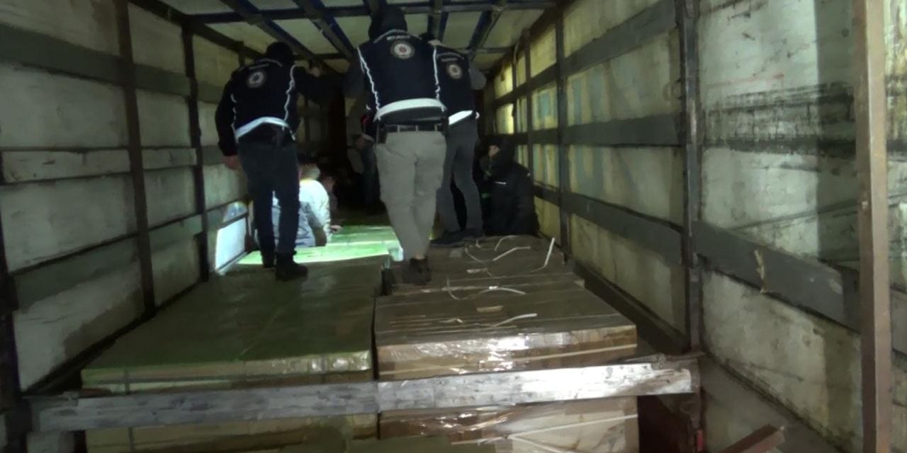 Gümrük mühürlü TIR’dan 23 kaçak göçmen çıktı