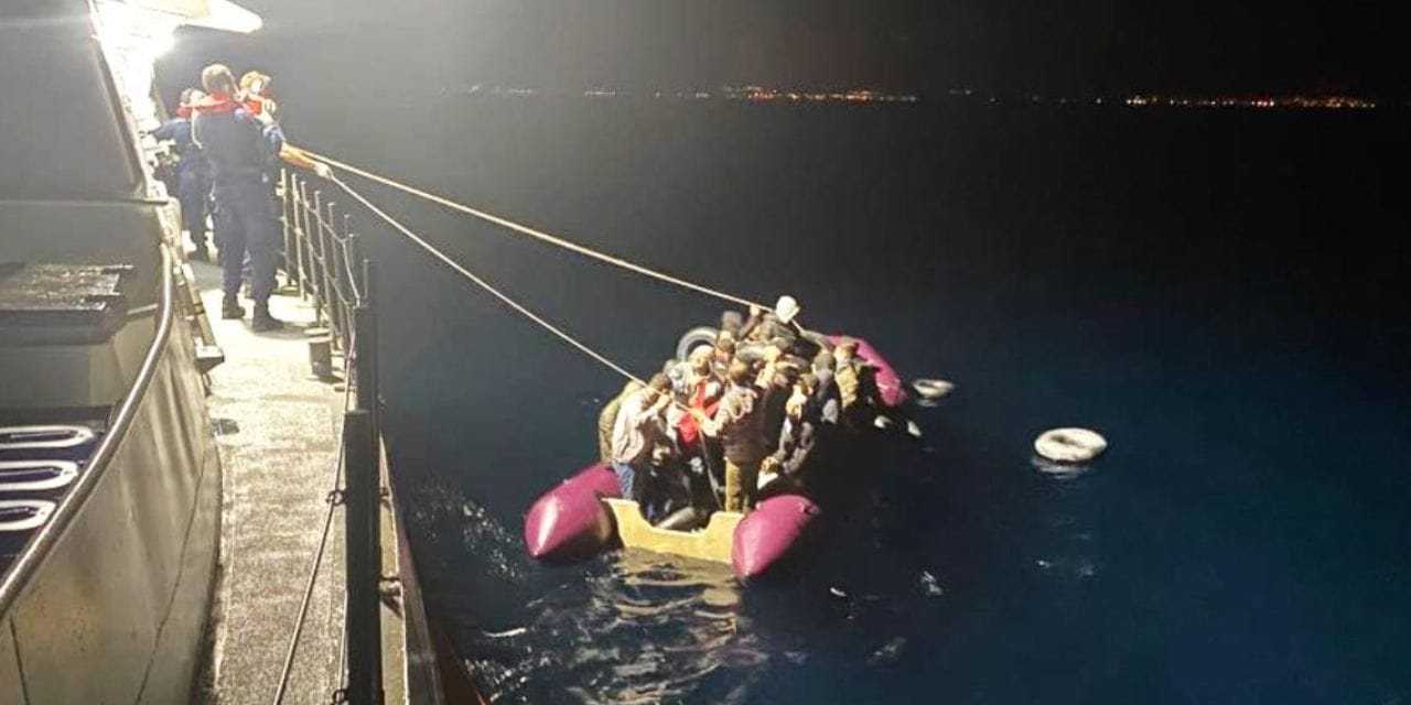 İzmir açıklarında sürüklenen lastik bottaki 38 kaçak göçmen yakalandı