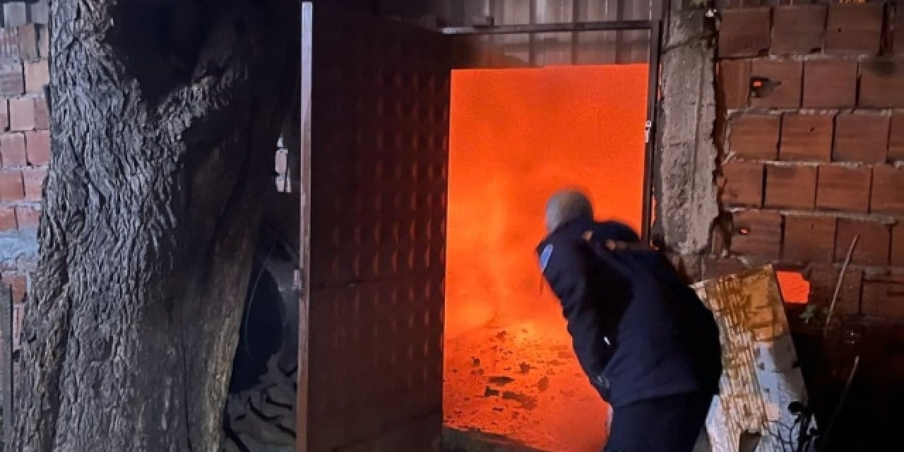 Bursa'da marangoz atölyesinde yangın: Araçlara da sıçradı