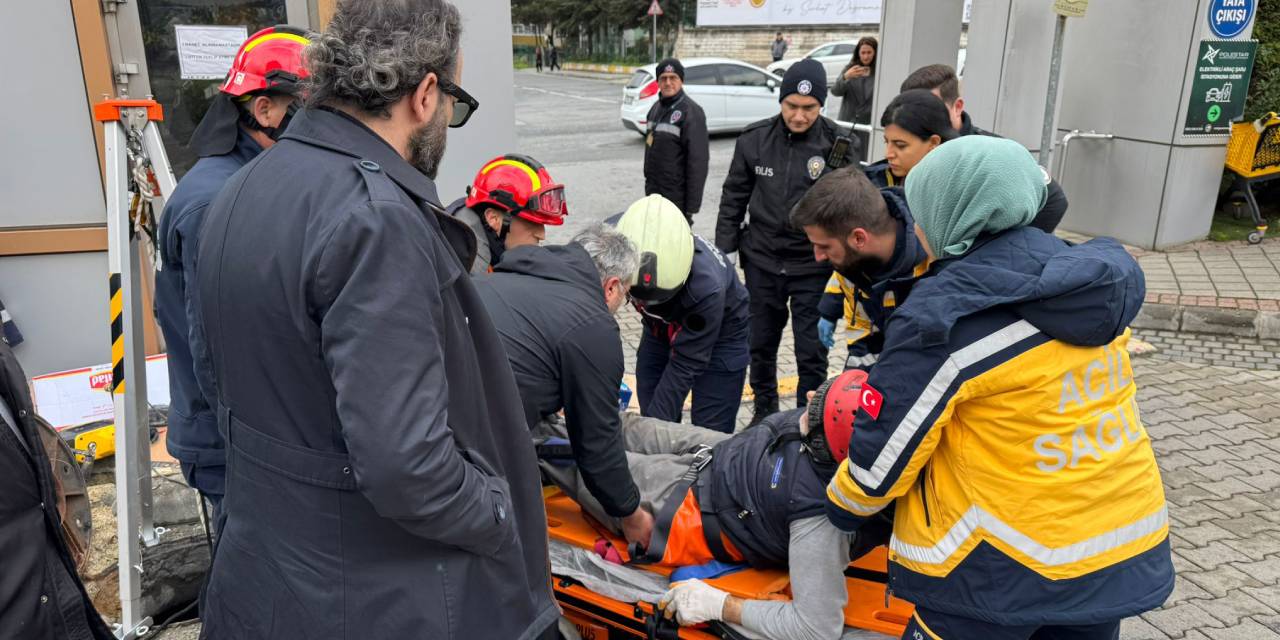 Beylikdüzü'nde dengesini kaybeden işçi rögara düştü!