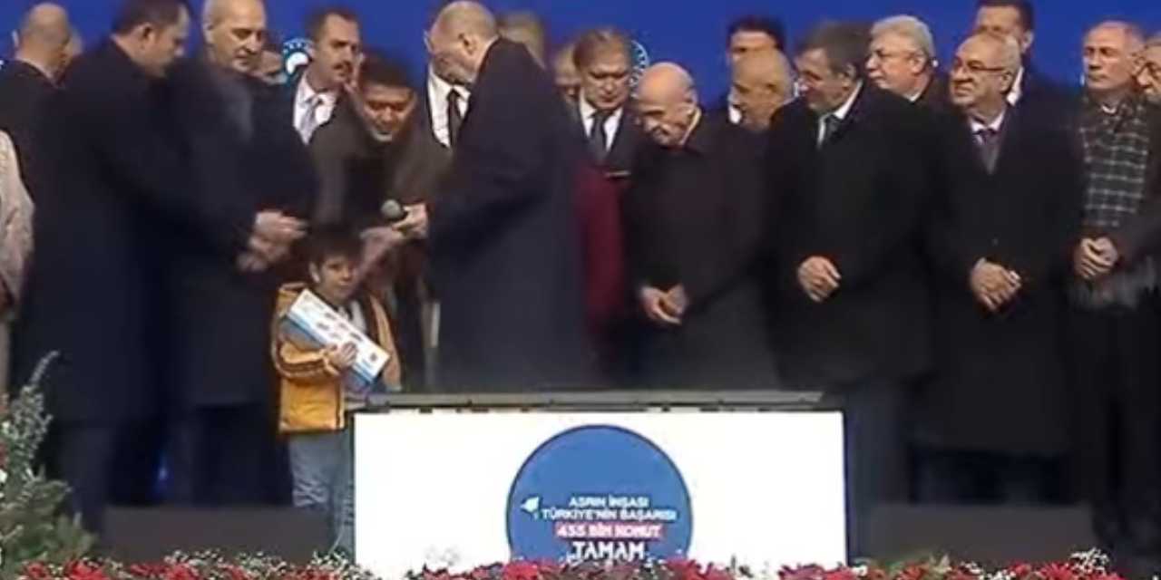 Erdoğan'ın elini böyle öptüler! Anahtar teslim töreninde dikkat çeken anlar,