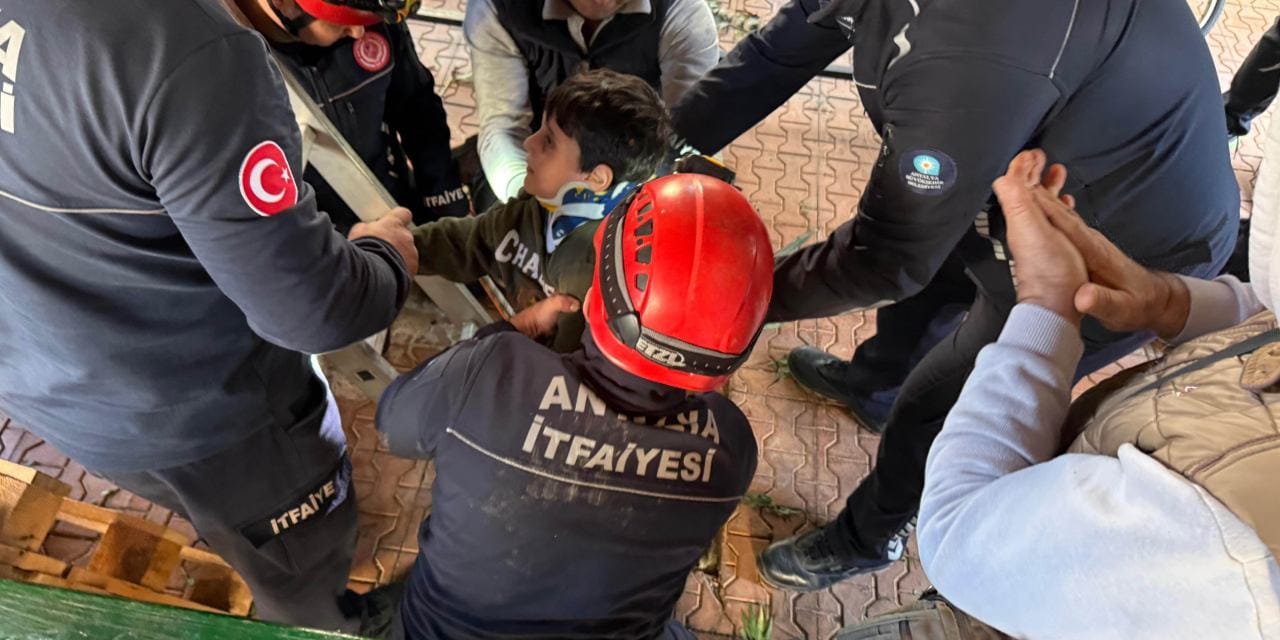 Foseptiğe düşen 6 yaşındaki Eyüp'ün yardımına komşusu koştu: Annesi çalışmaları gözyaşlarıyla izledi