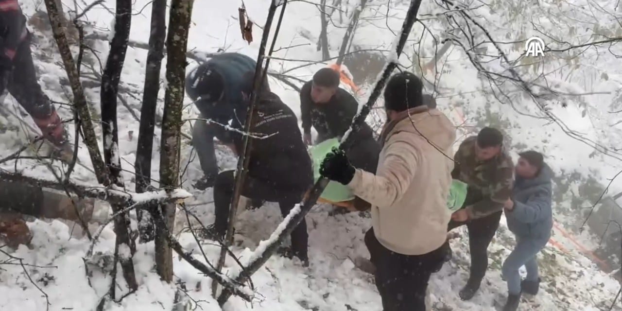 Karın kayganlaştırdığı yolda kaza: 5 kişi yaralandı