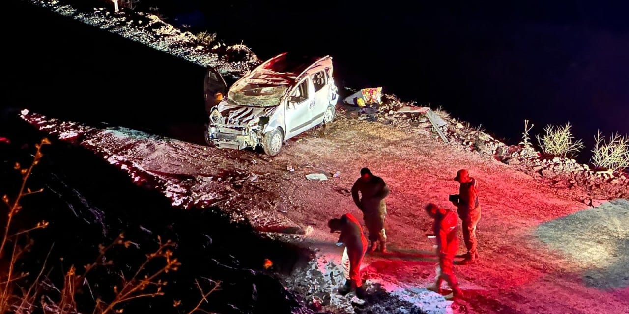 Buzlanan yolda hafif ticari araç şarampole yuvarlandı: 1’i ağır 2 yaralı