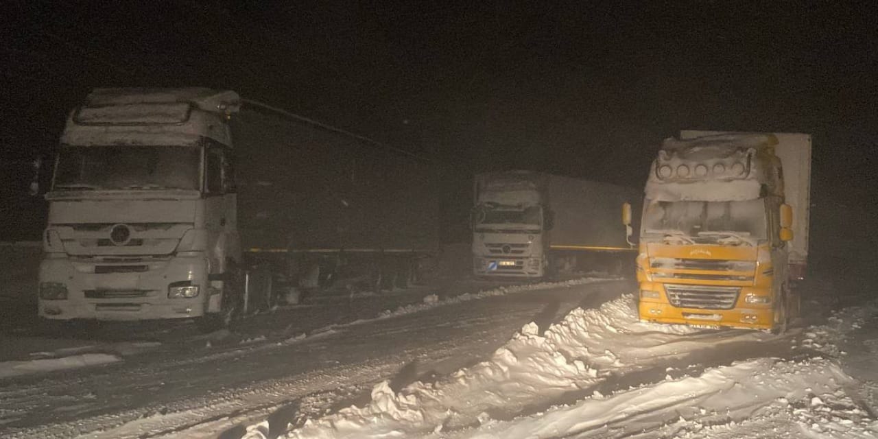 Kar ve tipi ulaşımı esir aldı: Sürücüler mahsur kaldı