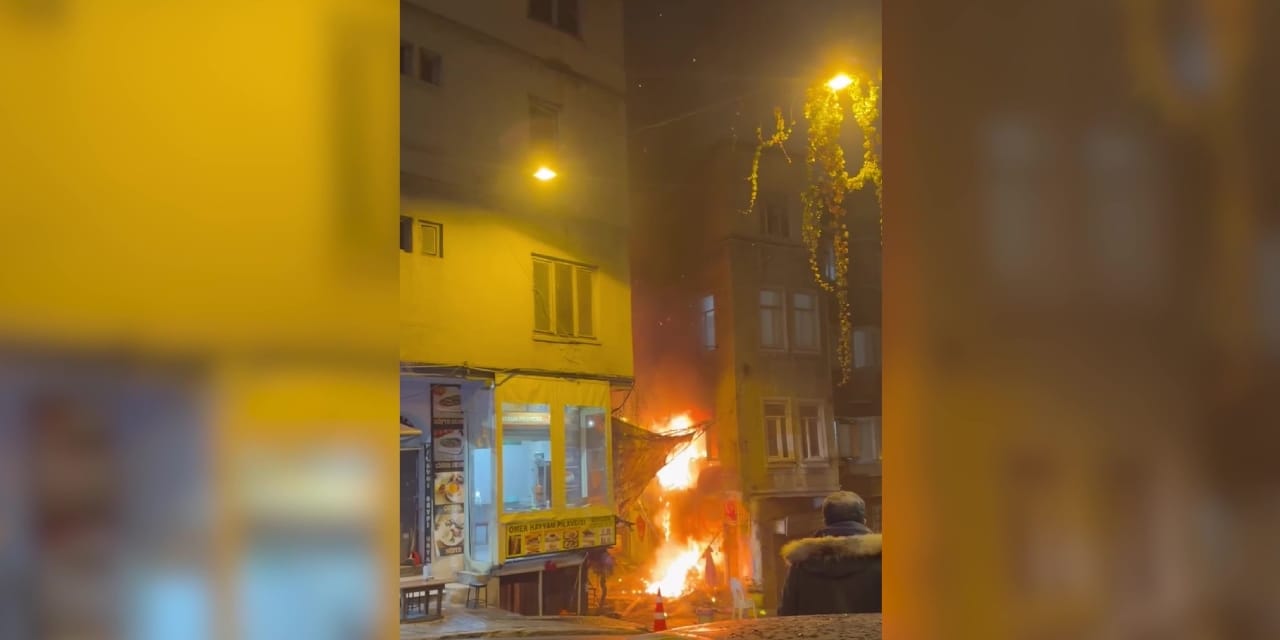 Beyoğlu'nda apartmanda yangın: 2 kişi hastaneye kaldırıldı