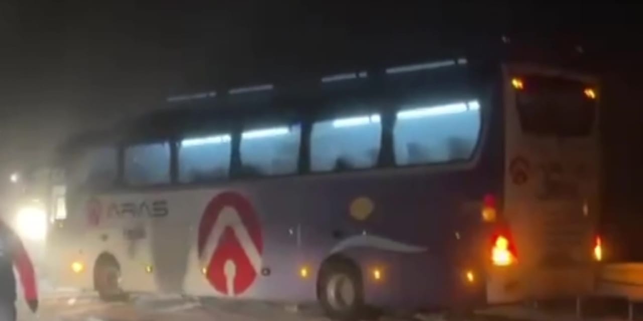 Yolcu otobüsü karlı yolda mahsur kaldı: 30 kişi kurtarıldı