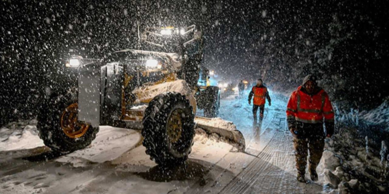 Kar etkisini arttırdı: Kara yolu trafiğe kapatıldı
