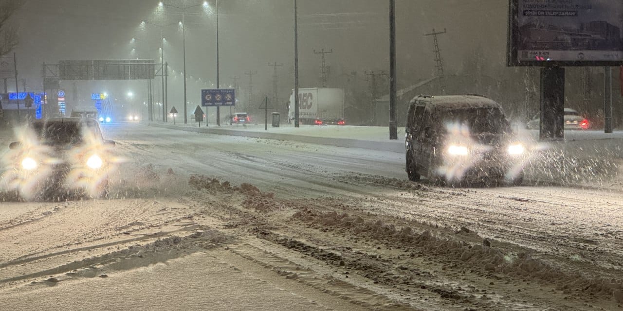 Kar ve tipi hayatı felç etti! Yollar kapandı sürücüler mahsur kaldı