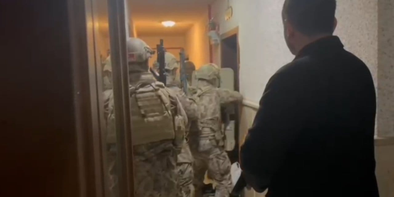 Silah tüccarları ve uyuşturucu tacirlerine şafak baskını