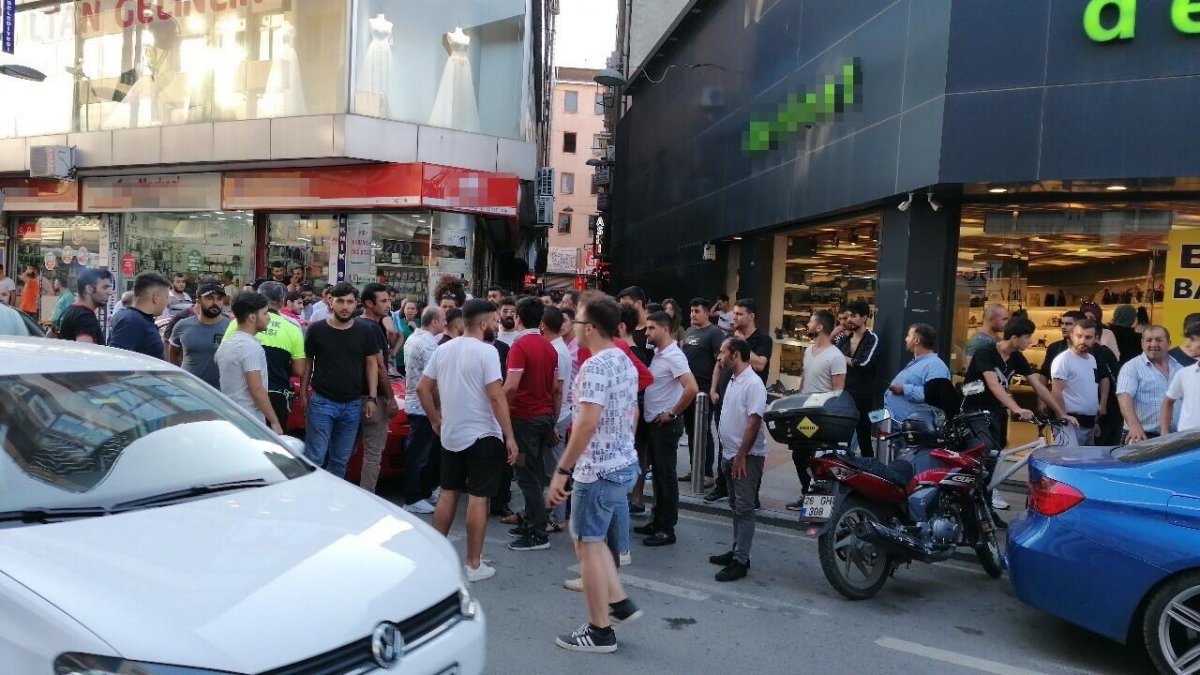 Biri kurşunladı, diğeri boş kovanları topladı!