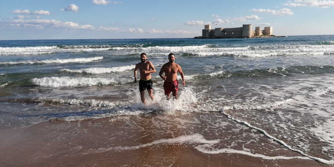 Oraya kış uğramadı: İstanbul’dan gelip denize girdiler!