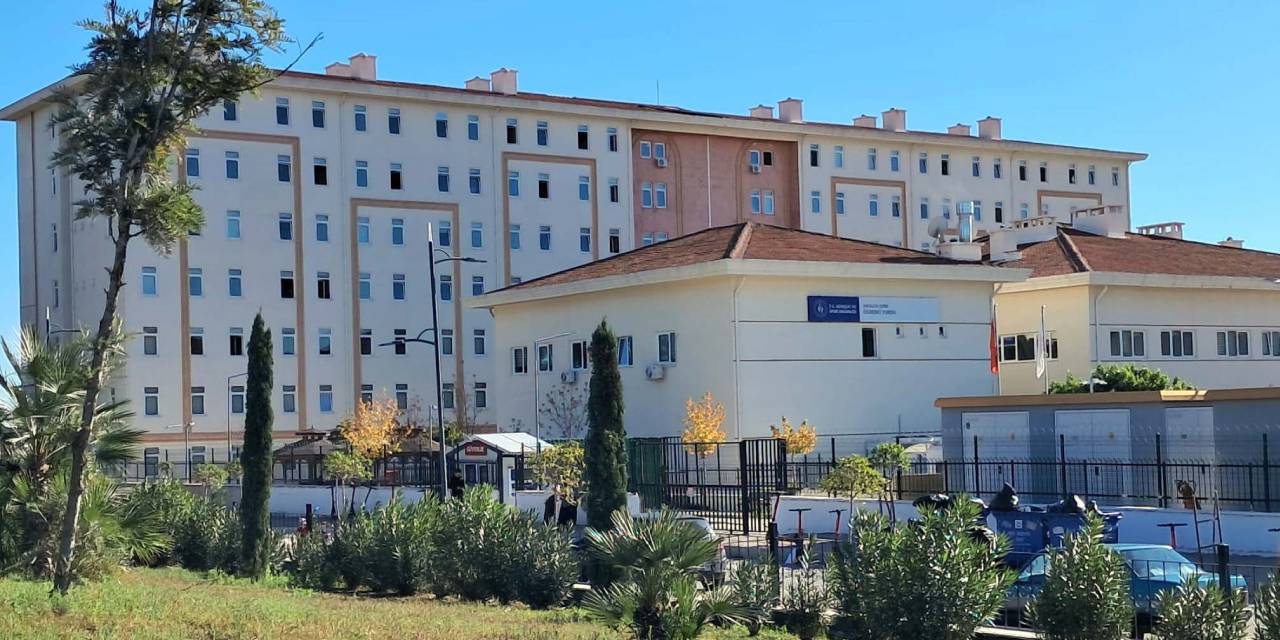 Yurt bahçesinde dehşet! Üniversite öğrencisi bıçaklandı