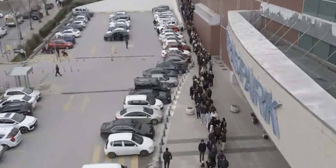 Açlık sınırının altında alışveriş mücadelesi: Soğuk havada 9 saat beklediler!