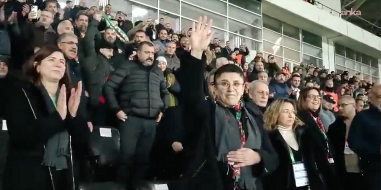 Leyla Zana Amedspor maçında dakikalarca ayakta alkışlandı