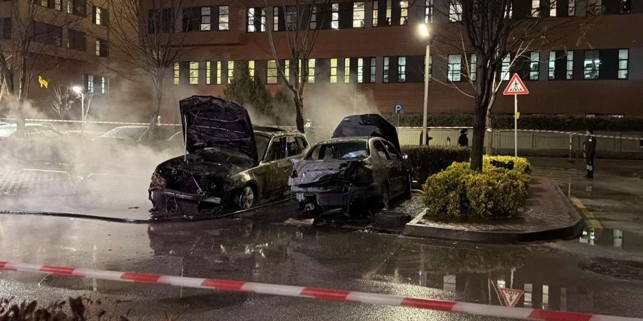 Şehir hastanesi otoparkında yangın: 2 otomobil küle döndü