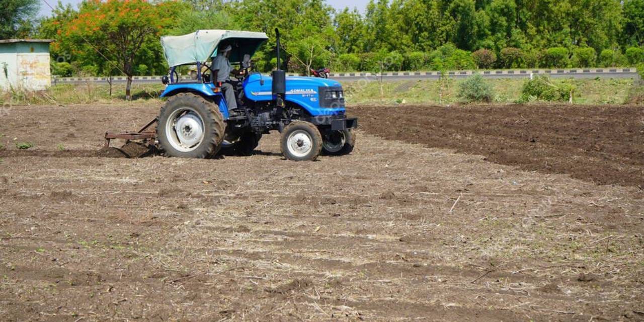 Çiftçiler traktörlerini jandarma dronundan saklıyor