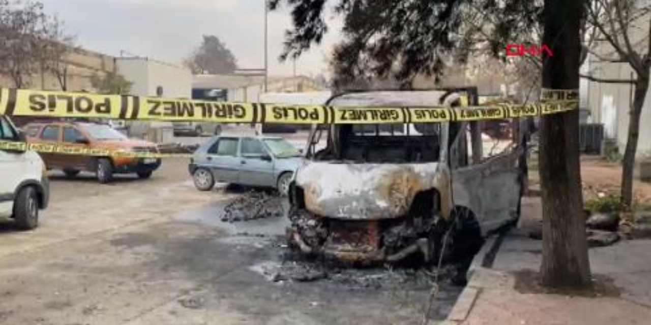 Alev alev yanan hurda araçta kimsesiz yurttaş can verdi!