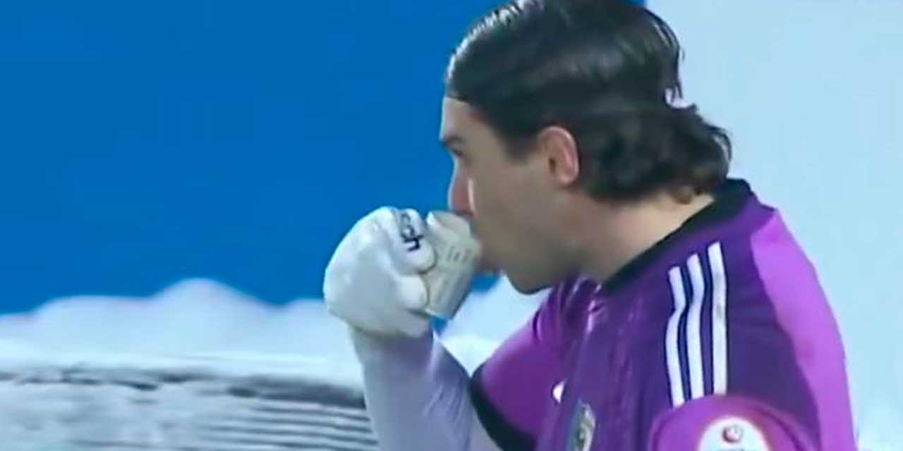 Eksi 18 derecede sahaya çıktılar: Erzurumspor kalecisi maçı bırakıp kenarda çay içti