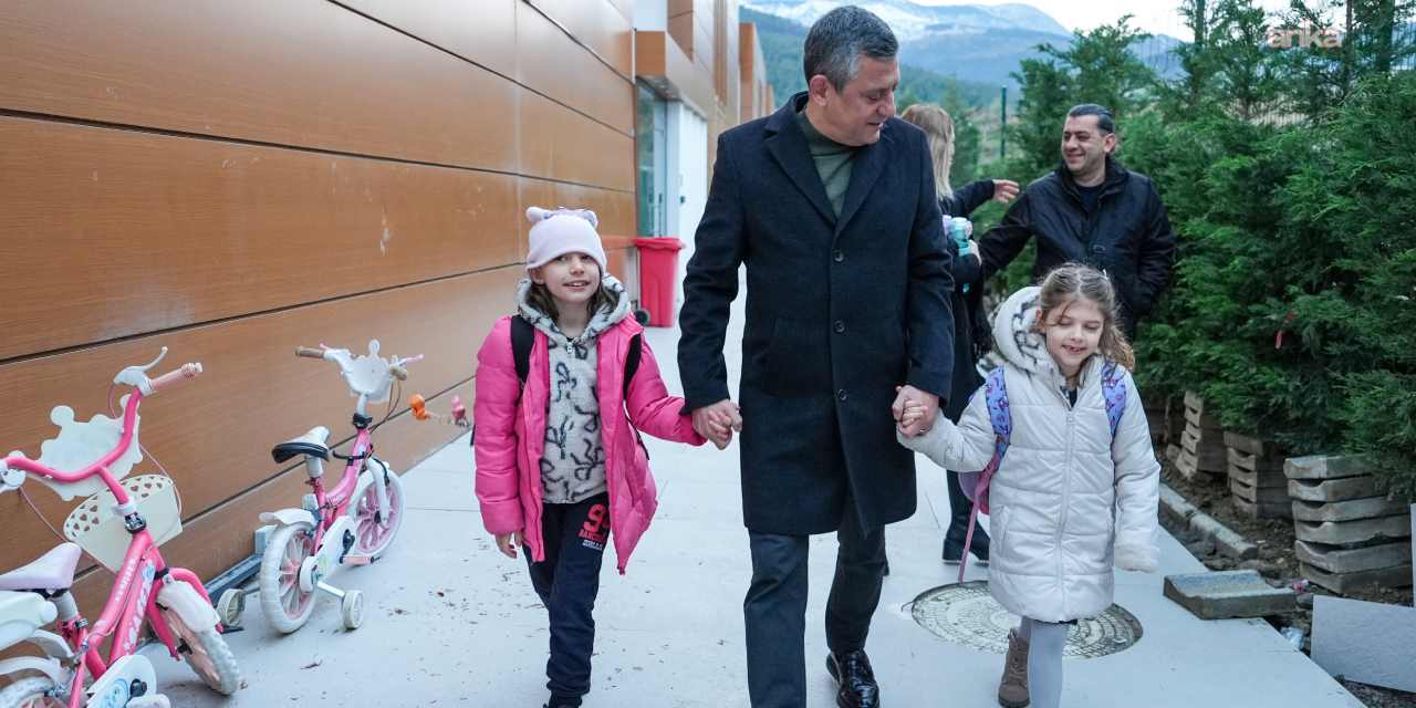 Özgür Özel, Ferdi Zeyrek’in ikiz kızlarını okula götürdü