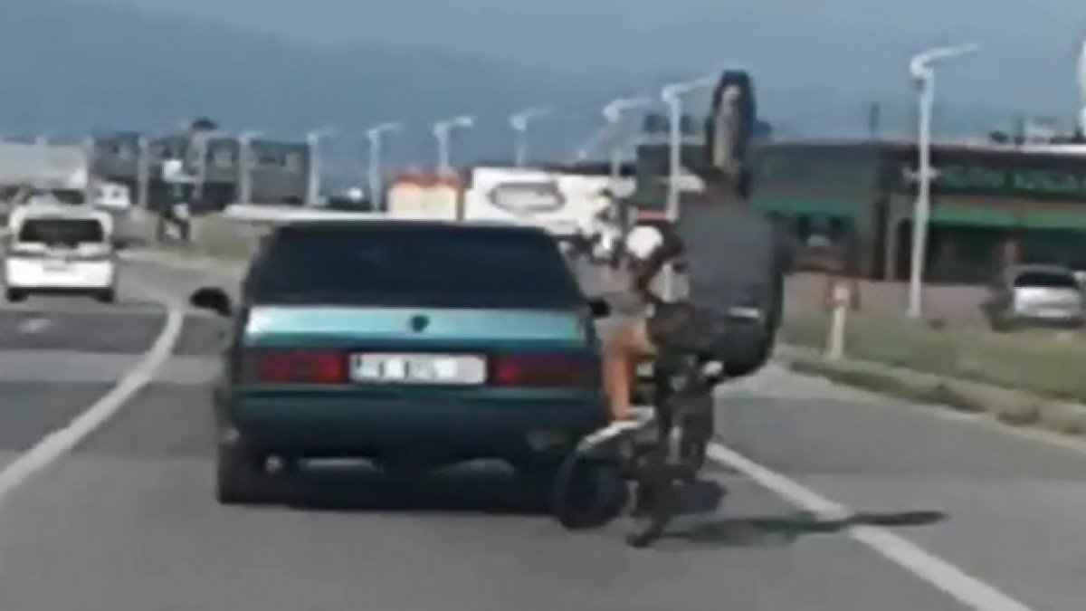 Ölüm teğet geçti! Otomobile tutunarak hızla gitmek istemişti...