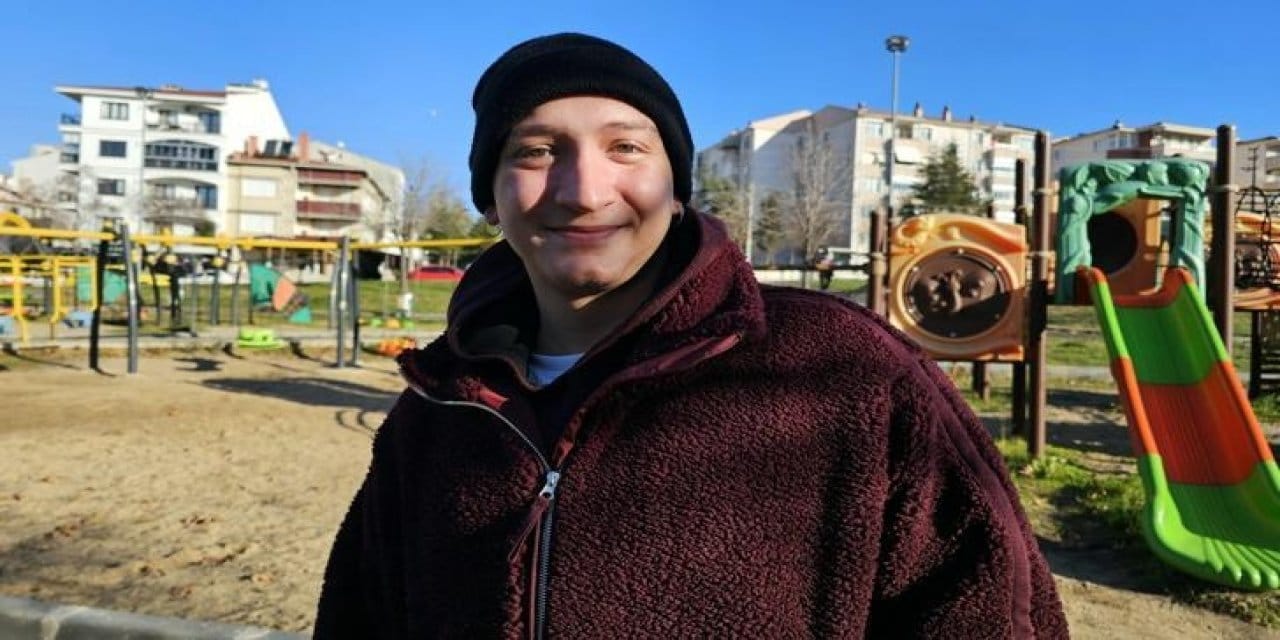 Arka camdaki 'kanseri yendim' ilanı: Bir şehir tanımadığı adam için kornaya bastı