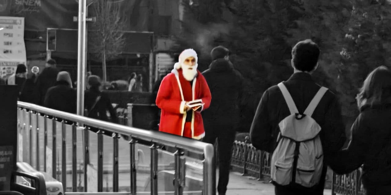 Üsküdar'da 'Noel Baba' kılıklı algı operasyonu