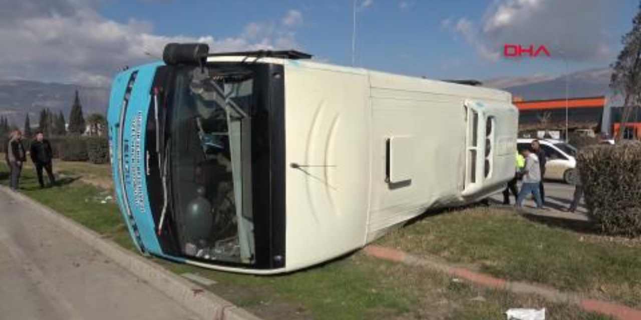 Kahramanmaraş'ta feci kaza: 3 araç birbirine girdi 17 kişi yaralandı!