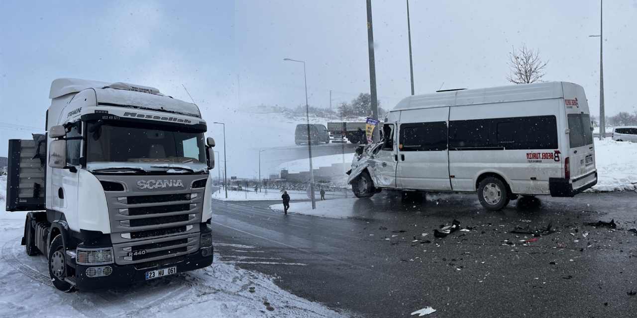 Kayseri'de işçi servisi TIR ile çarpıştı! 11 kişi yaralandı