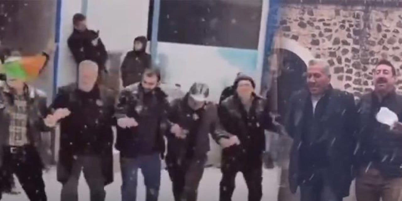 Güneydoğu'da yıllar sonra kar coşkusu! Halayla kutladılar