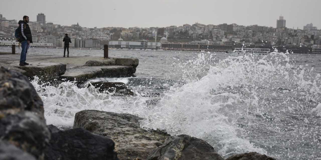 Fırtına İstanbul'u vurdu: Marmara'da deniz seferleri durdu