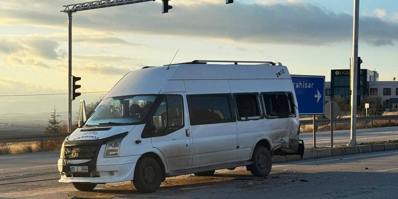 Afyonkarahisar'da öğrenci servisi ile otomobil çarpıştı: 9 yaralı