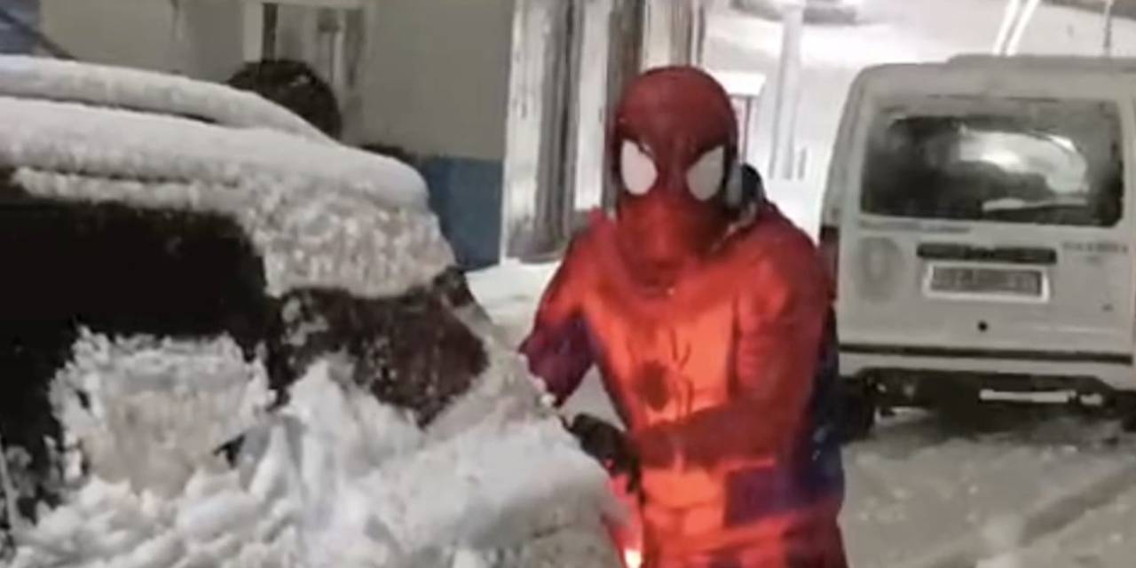 Bitlis'te karda mahsur kalan sürücüye 'Örümcek Adam' yetişti