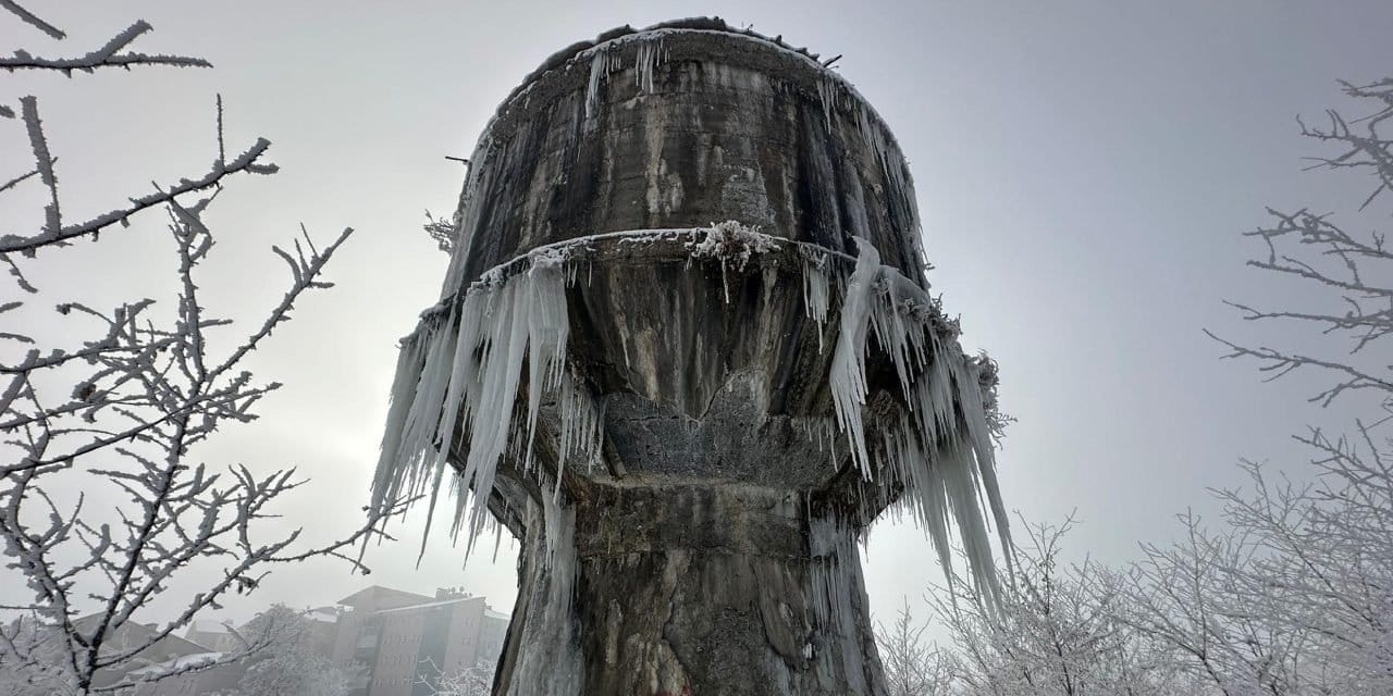 Görenler gözlerine inanamadı: 20 metrelik dev kule dondu