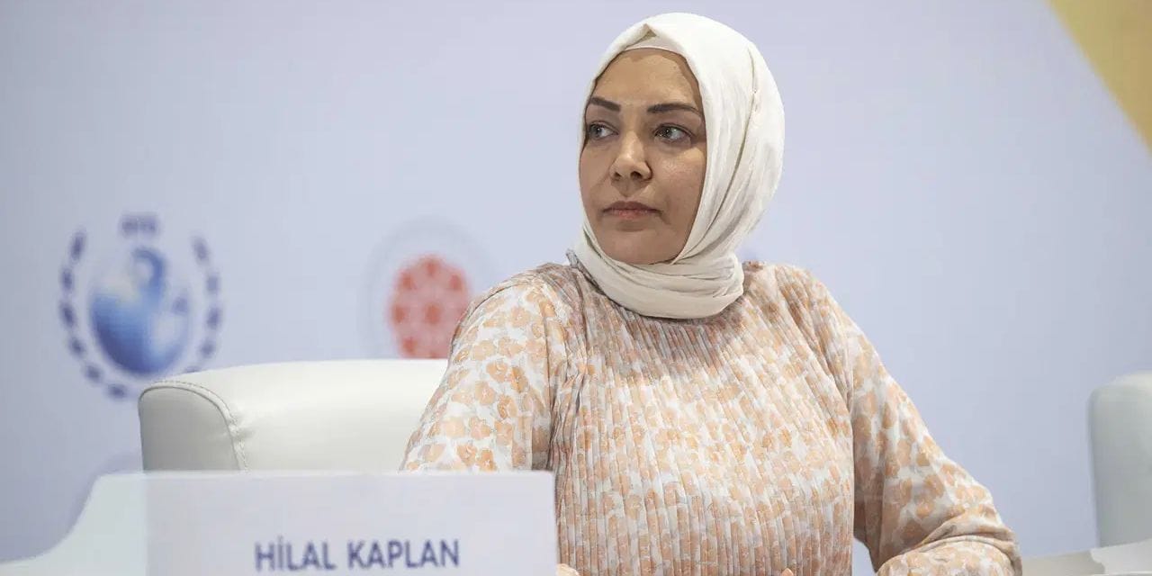Hilal Kaplan da "AKP'nin ekran yüzü siyasetçiler olsun" tartışmasına dahil oldu