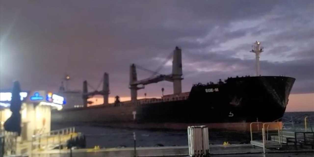 Boğaz'da tehlikeli dakikalar! Dümen arızası yaşayan gemi Ahırkapı'ya demirletildi