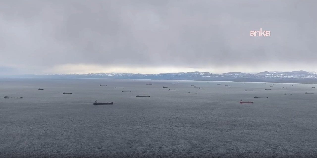 Bu kareler bir filmden değil! Onlarca gemi şehir açıklarına demirledi