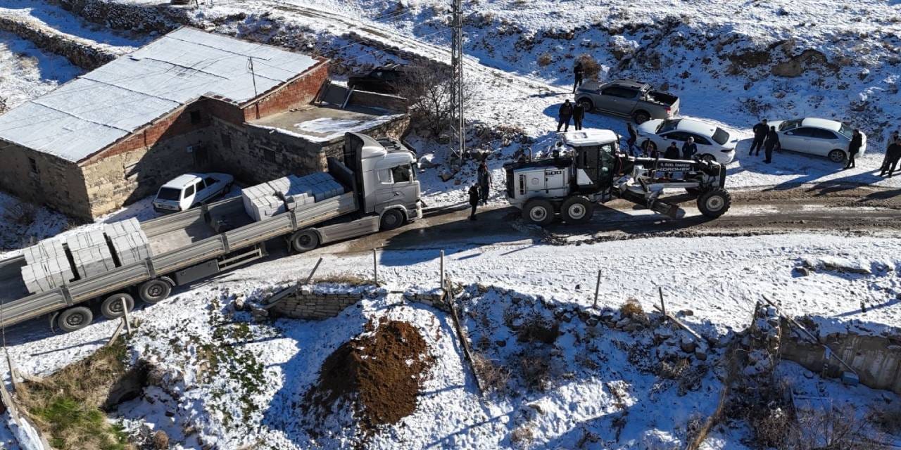 Karlı yolda mahsur kalan TIR kurtarıldı