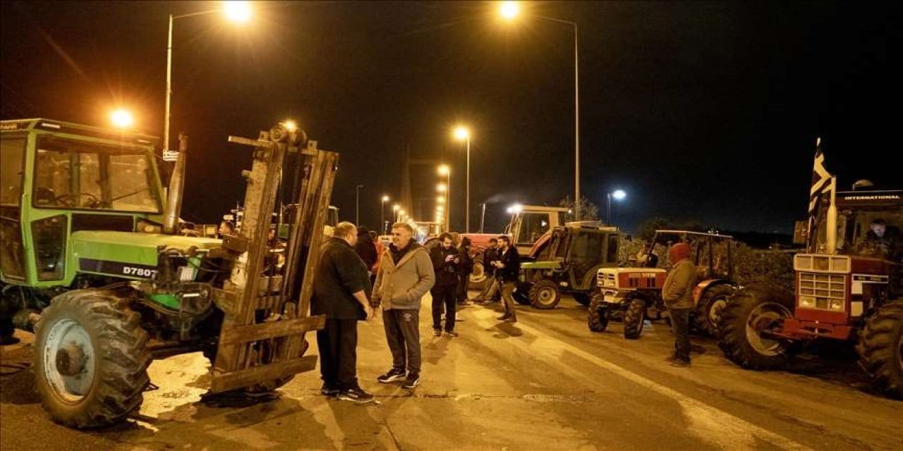 Eylemci çiftçiler, milletvekili ofislerine saman ve gübre bıraktı